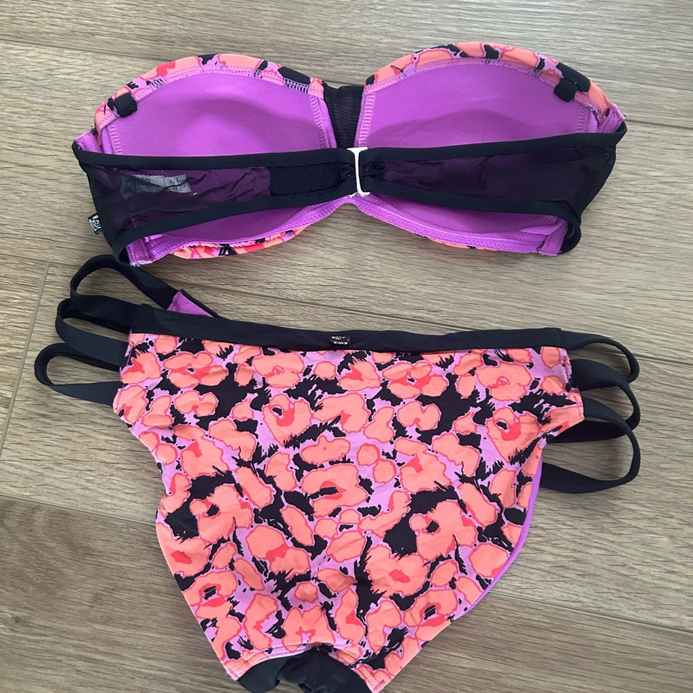 Bikini - Picture 3 of 4